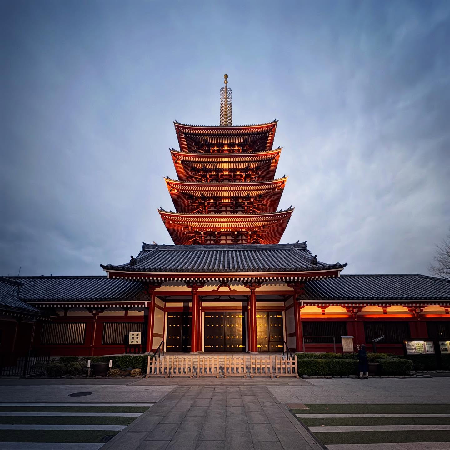 The illuminated pagoda and temple buildings at Sensō-ji.