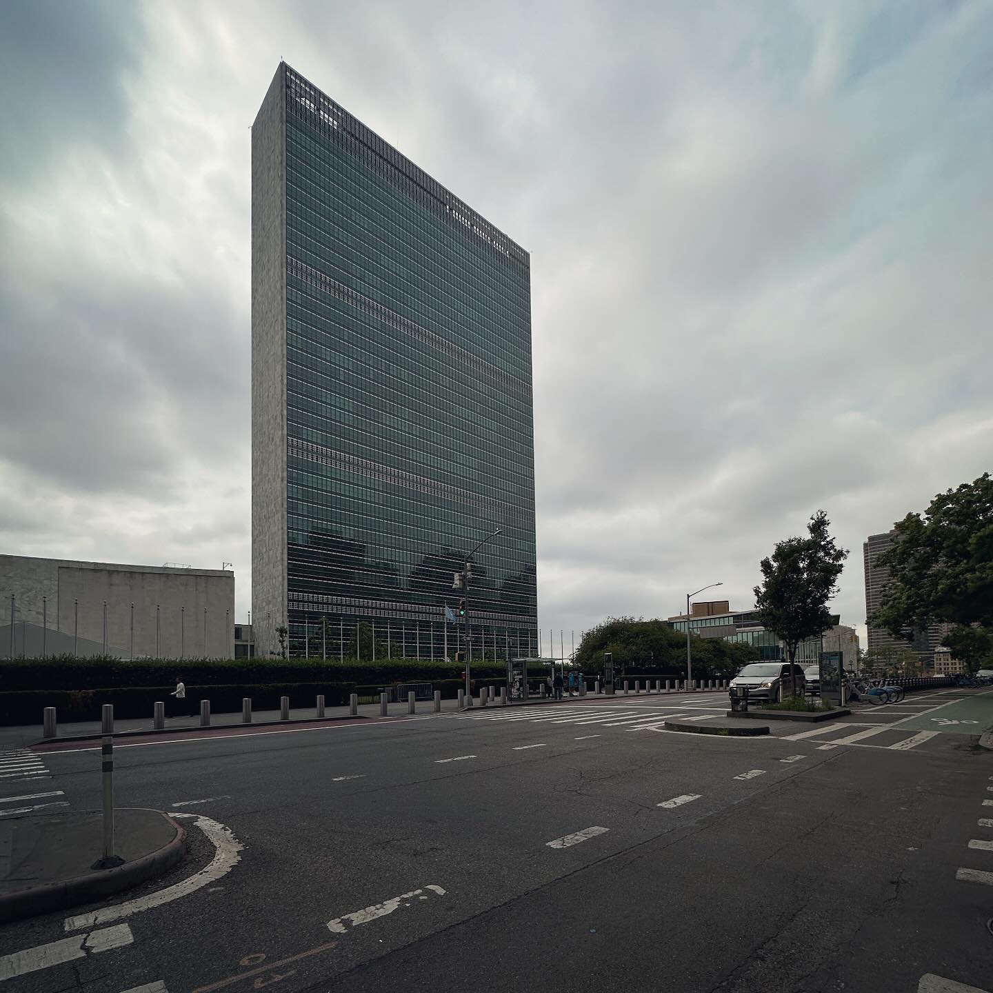 The United Nations tower above a broad New York street.
