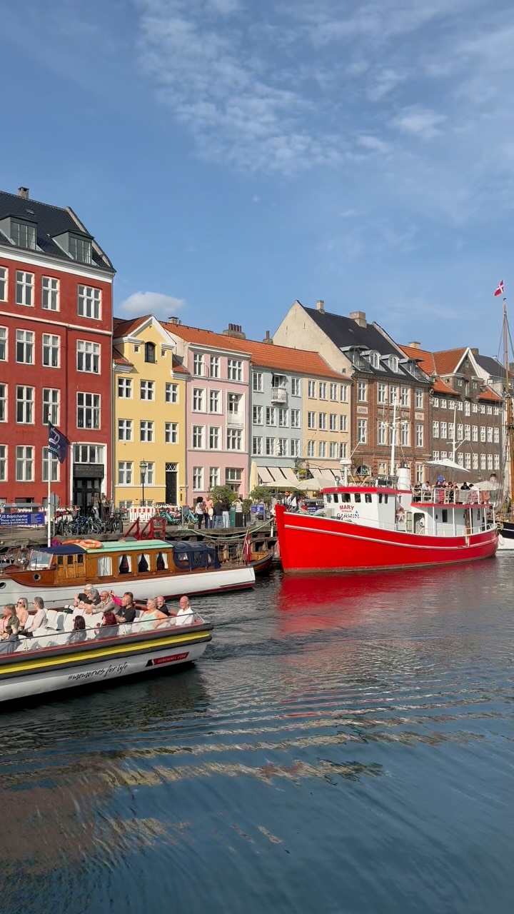 Reel cover showing colourful façades and boats along Nyhavn.