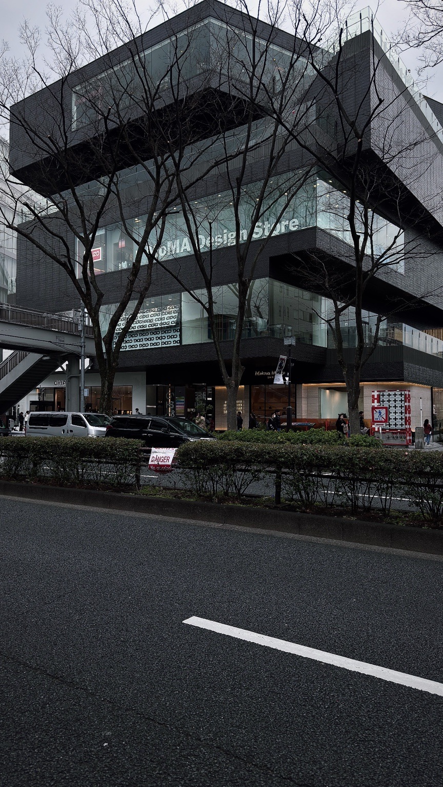 A faceted glass corner. Tokyo streets.