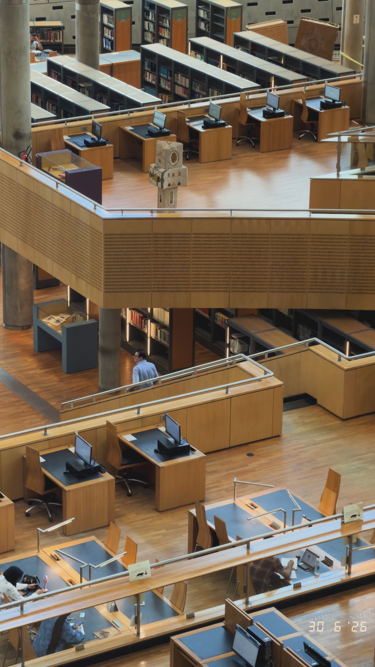 Stepped shelves and circulation. Bibliotheca Alexandrina.