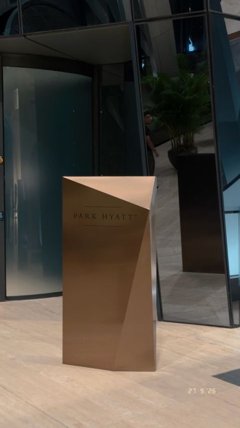 A faceted welcome desk