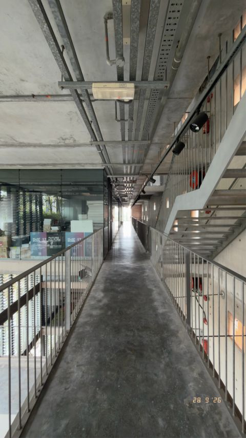 Open stairs and layered circulation